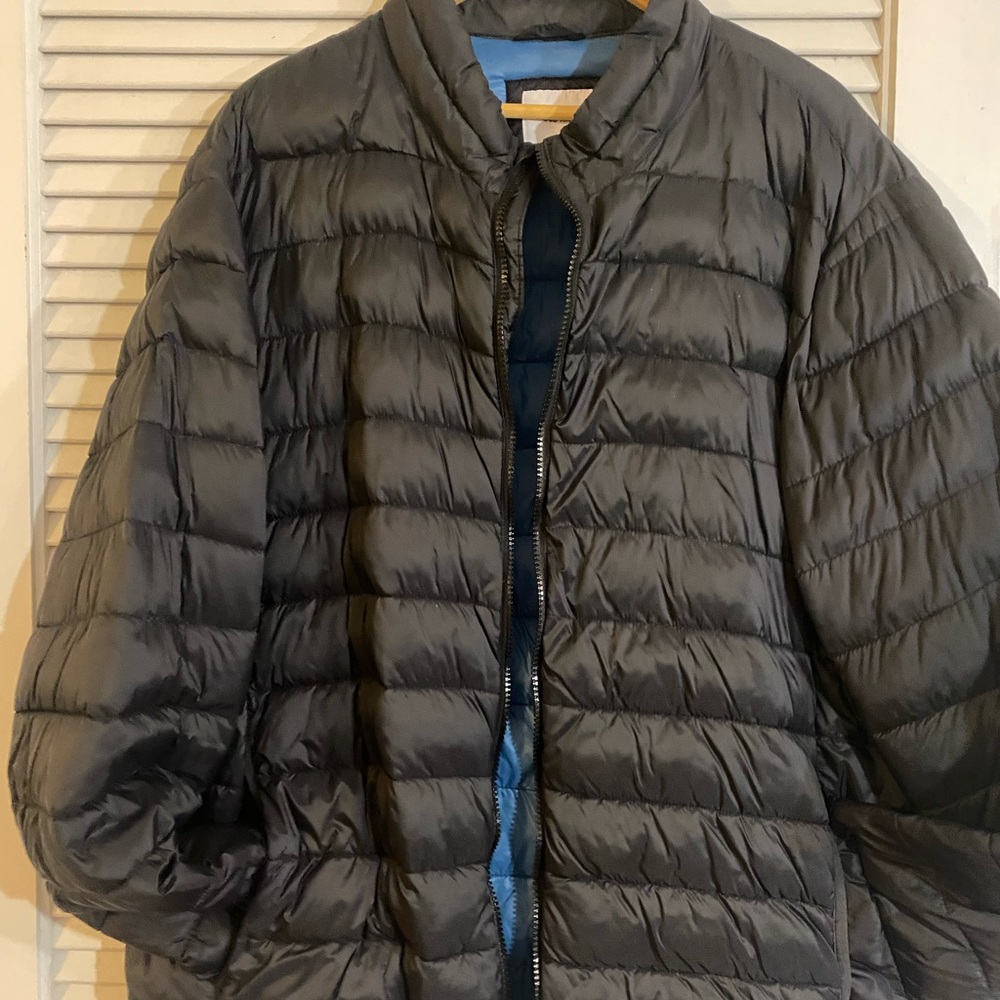 Men’s- lightweight puffer jacket. Perfect for spring and fall.